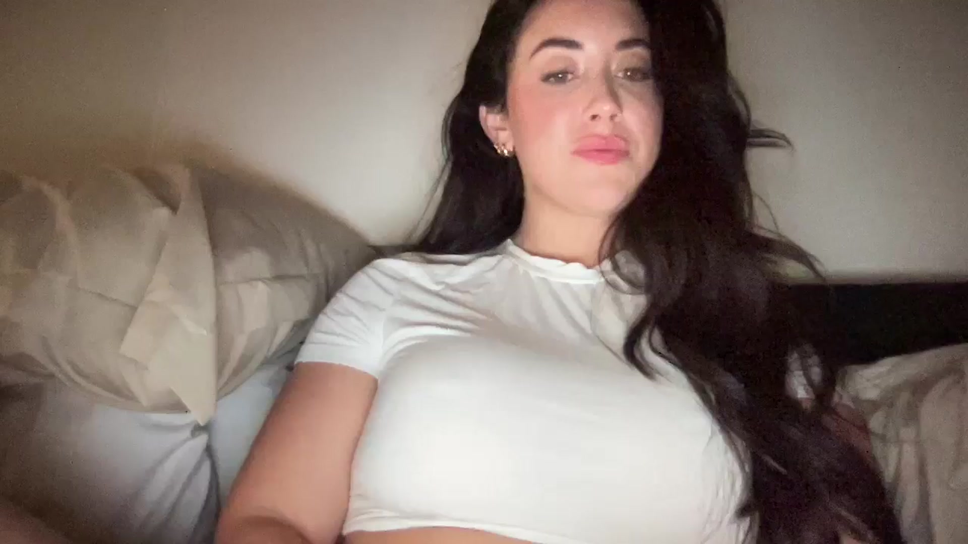 Gallery image thumbnail from EllaCakes's myfreecams stream on, 10/29/2024, 03:05 image 12 of 20