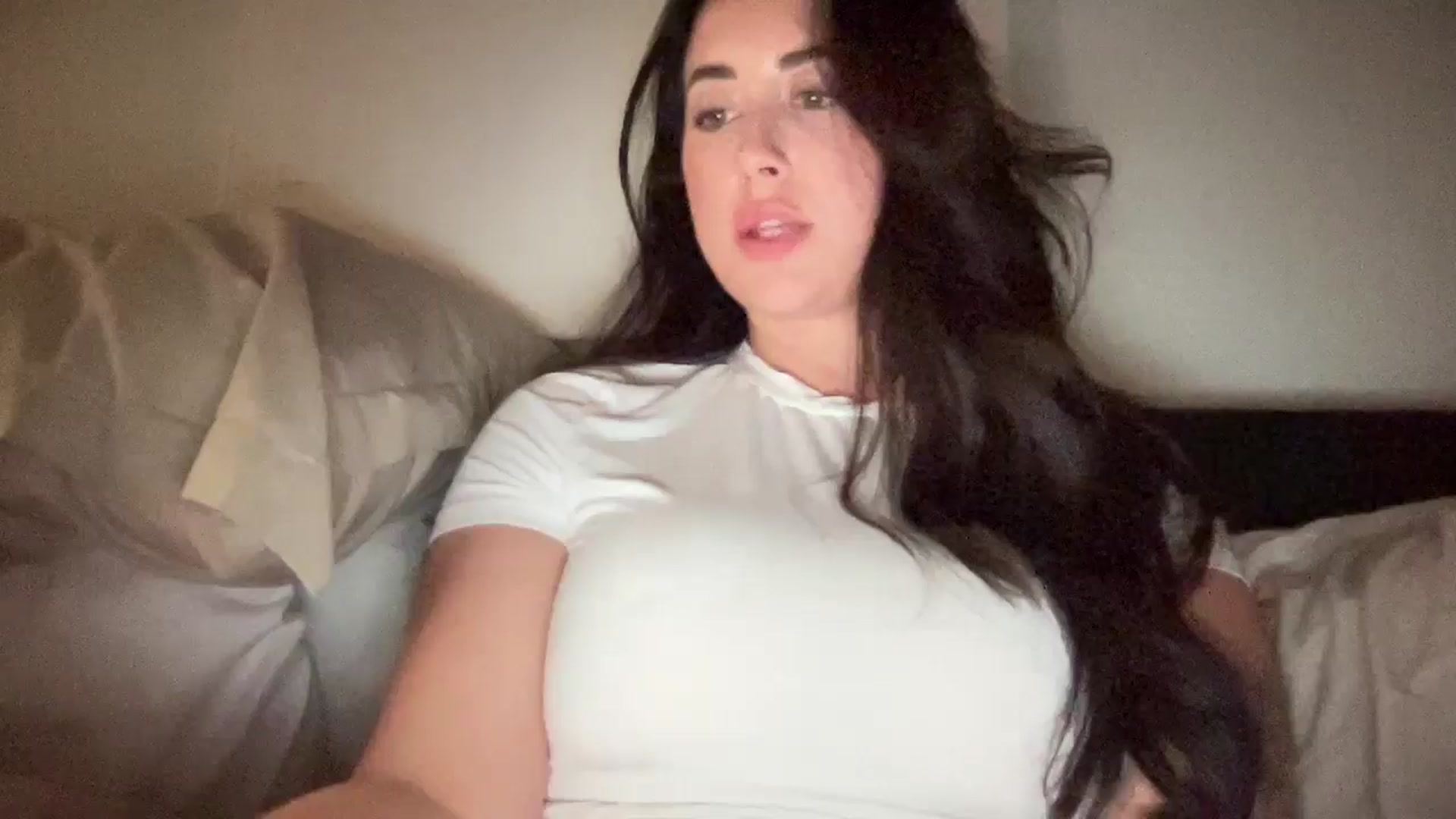 Gallery image thumbnail from EllaCakes's myfreecams stream on, 10/29/2024, 03:05 image 17 of 20