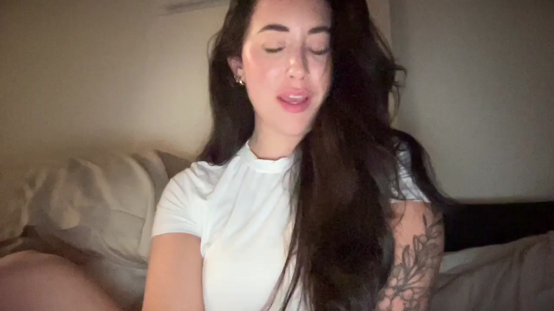 Gallery image thumbnail from EllaCakes's myfreecams stream on, 10/29/2024, 03:05 image 5 of 20