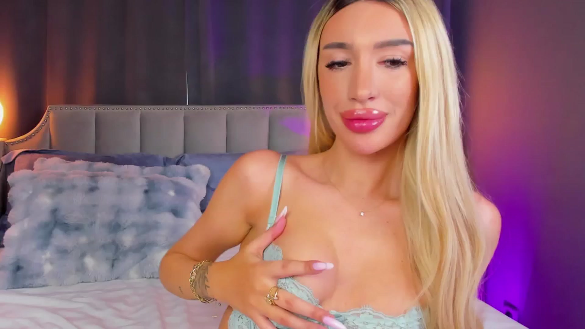Gallery image thumbnail from EllaDiamondX's myfreecams stream on, 01/09/2026, 11:10 image 3 of 20