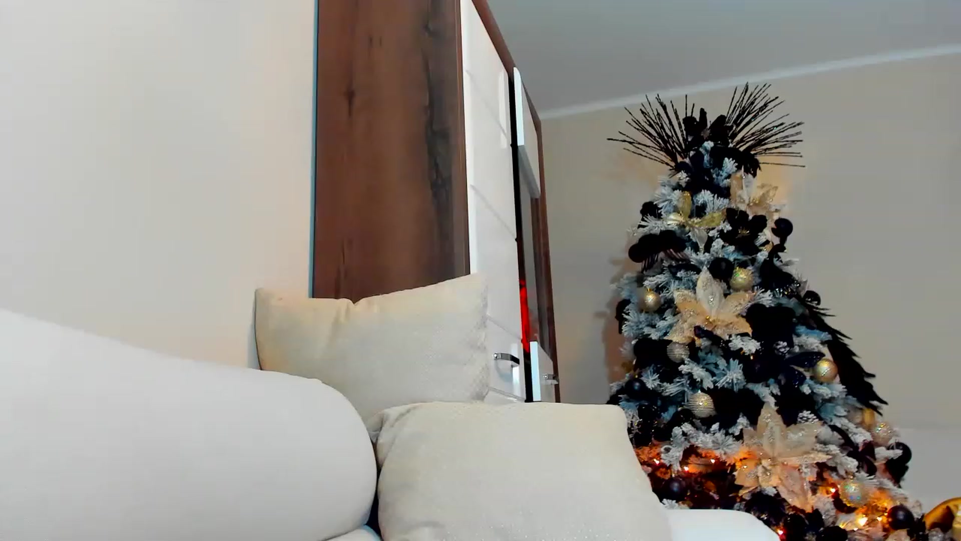 Gallery image thumbnail from EllaRossa's myfreecams stream on, 12/22/2022, 18:58 image 6 of 20