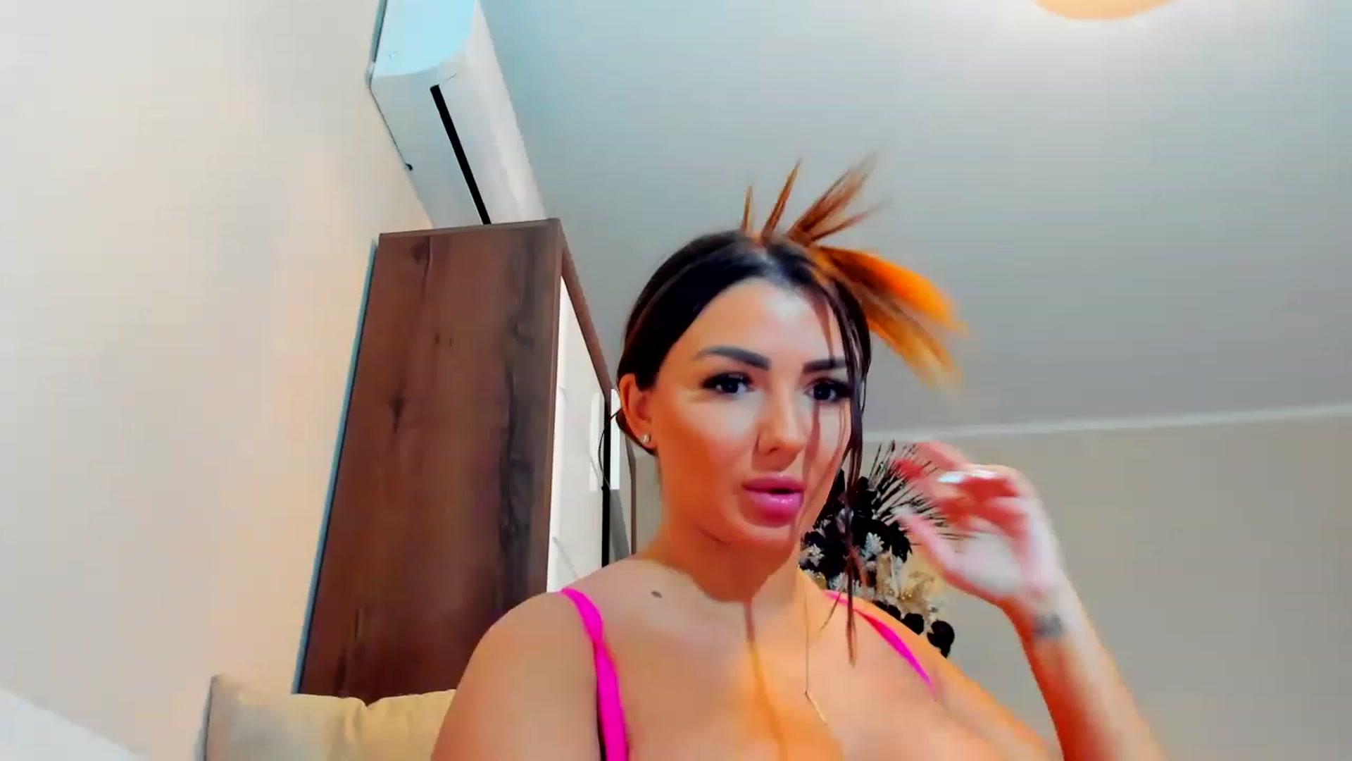 Gallery image thumbnail from EllaRossa's myfreecams stream on, 12/22/2022, 19:52 image 1 of 20