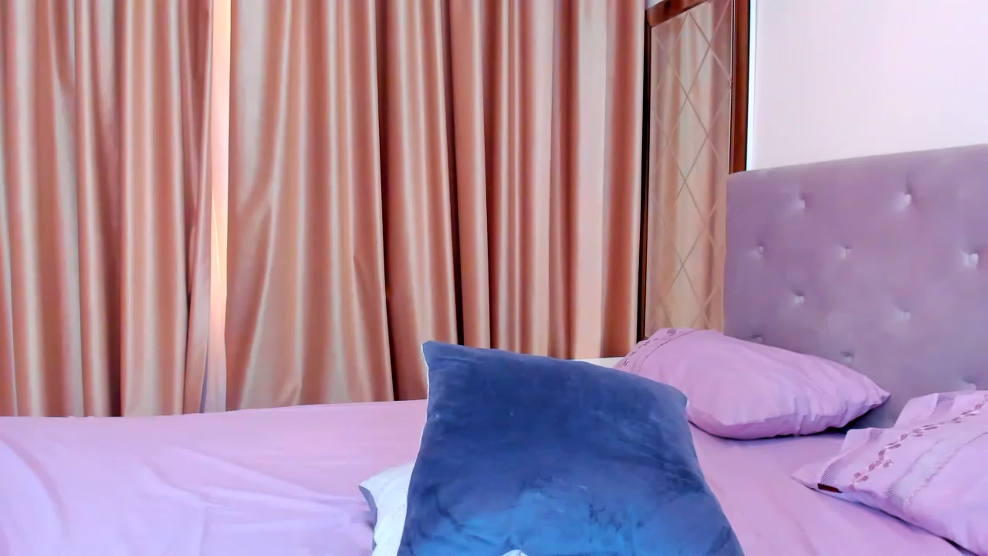 Gallery image thumbnail from EllaRossa's myfreecams stream on, 01/06/2023, 14:14 image 3 of 20