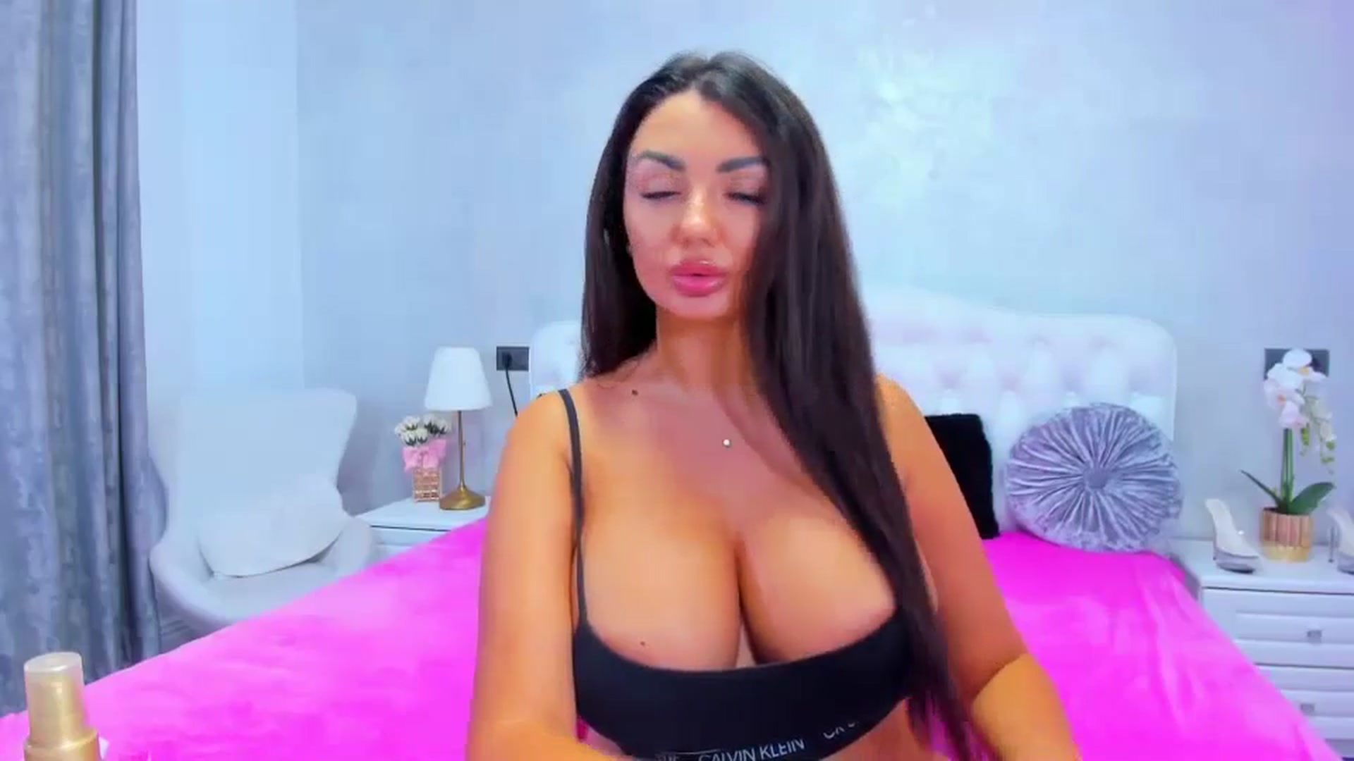 Gallery image thumbnail from EllaRossa's myfreecams stream on, 06/21/2024, 13:38 image 15 of 20