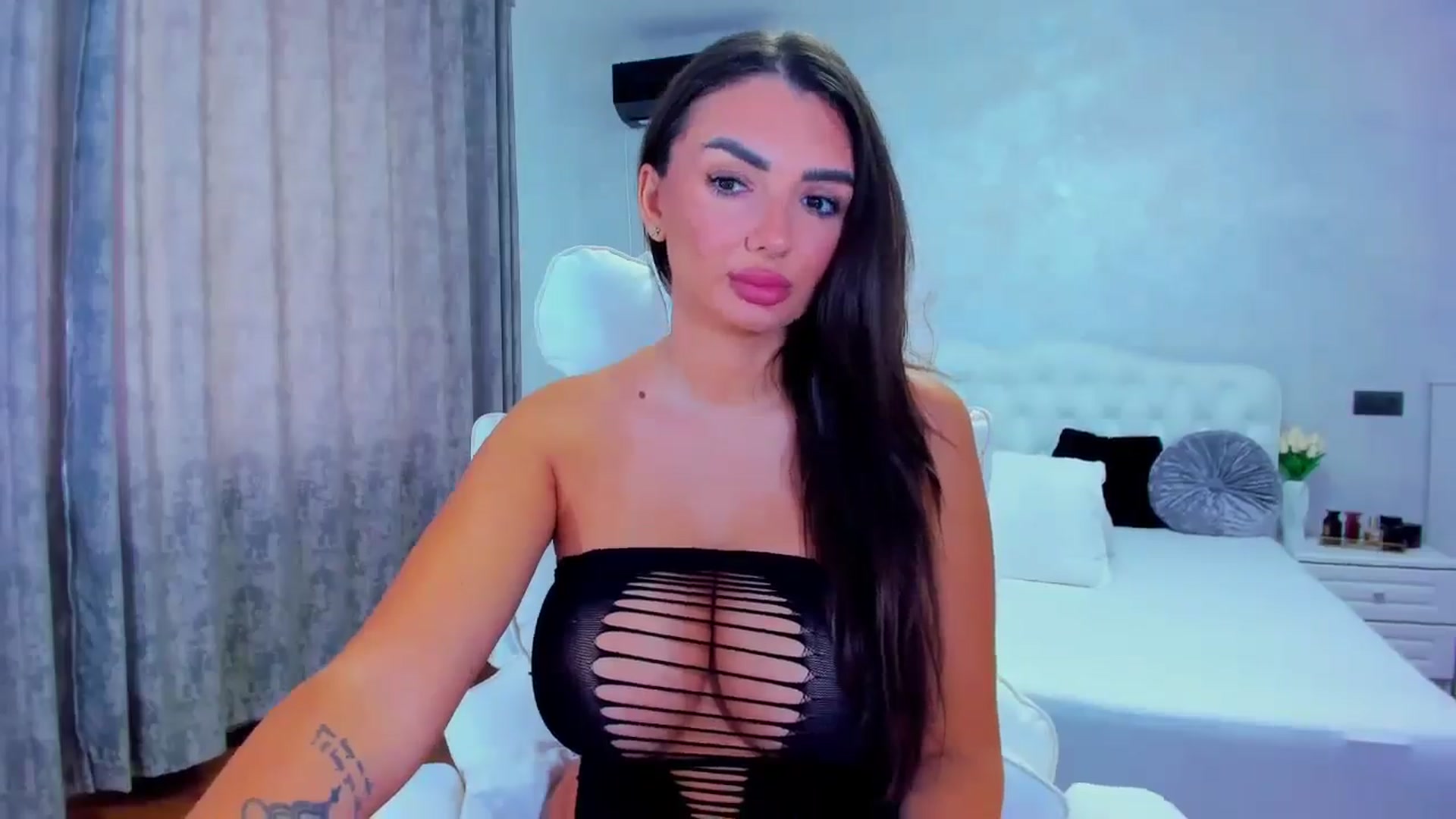 Gallery image thumbnail from EllaRossa's myfreecams stream on, 10/18/2025, 12:16 image 12 of 20