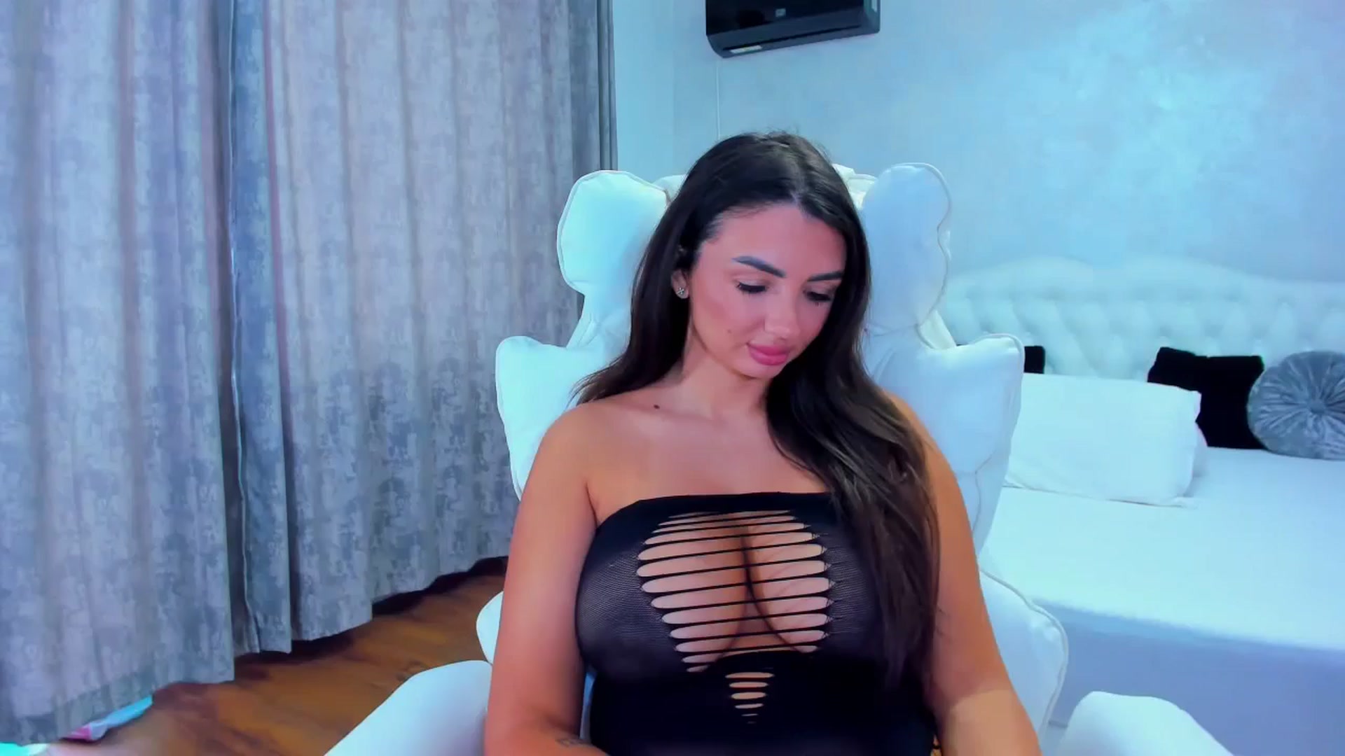 Gallery image thumbnail from EllaRossa's myfreecams stream on, 10/18/2025, 13:50 image 4 of 20