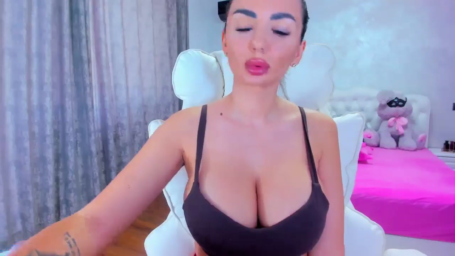 Gallery image thumbnail from EllaRossa's myfreecams stream on, 04/13/2026, 12:50 image 17 of 20