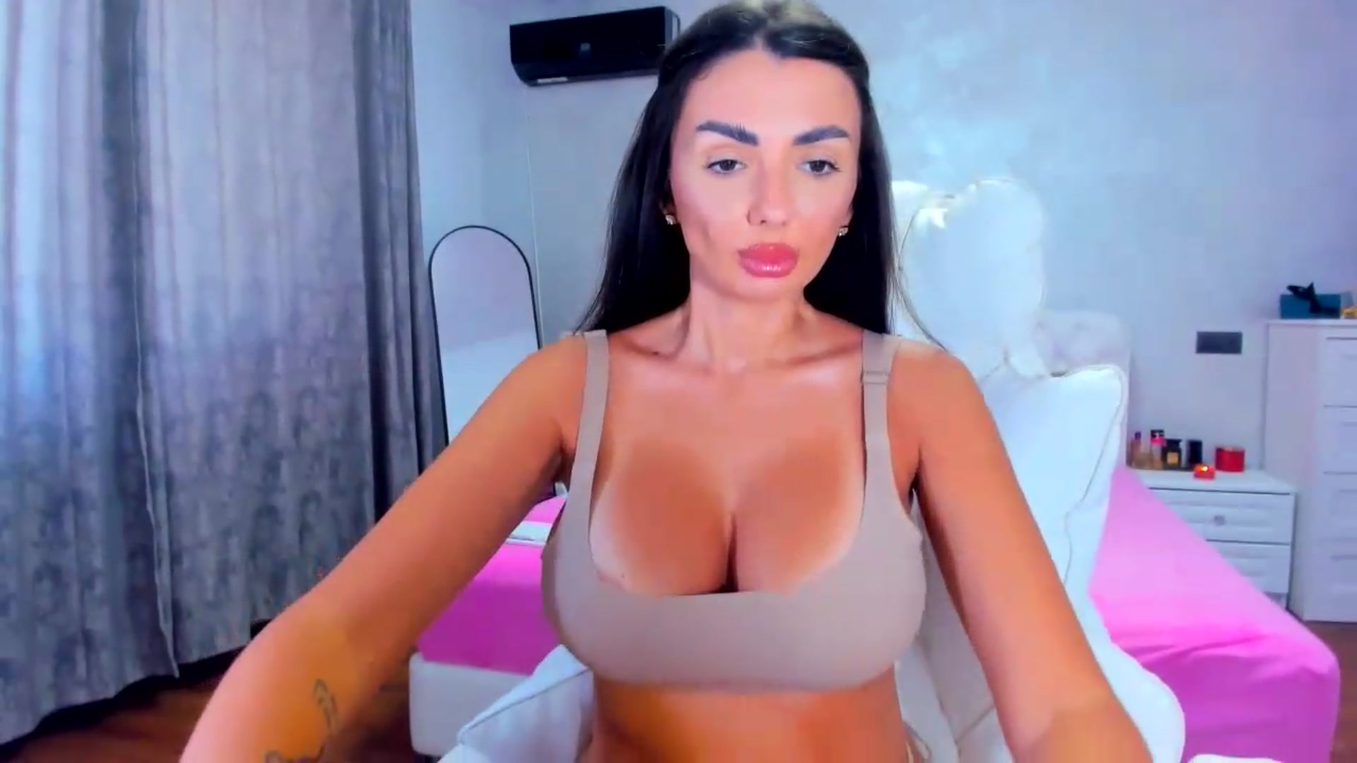Gallery image thumbnail from EllaRossa's myfreecams stream on, 09/01/2026, 13:39 image 6 of 20