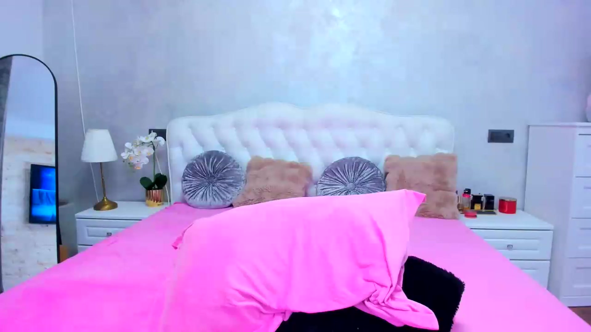 Gallery image thumbnail from EllaRossa's myfreecams stream on, 09/19/2026, 14:02 image 6 of 20