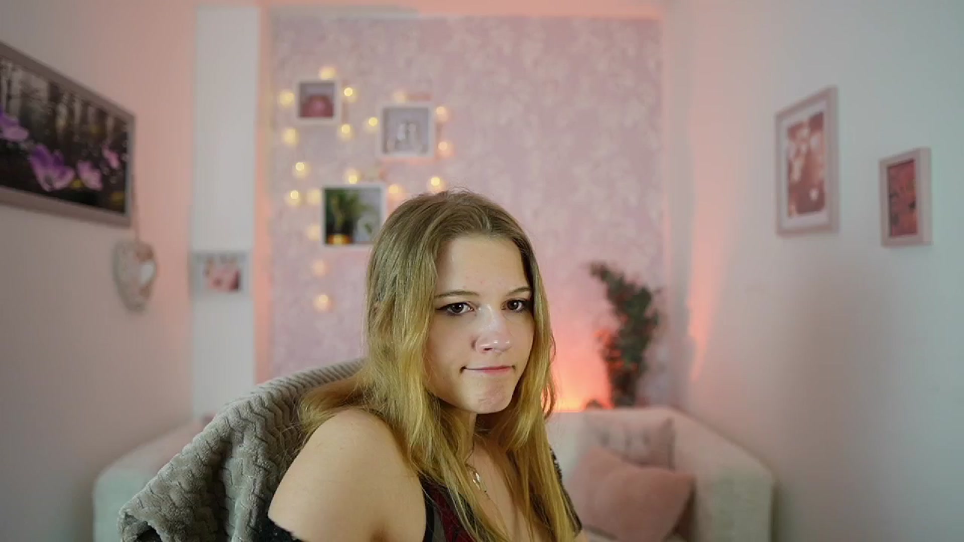 Gallery image thumbnail from Ella_Rhodes's myfreecams stream on, 04/25/2024, 19:18 image 16 of 20