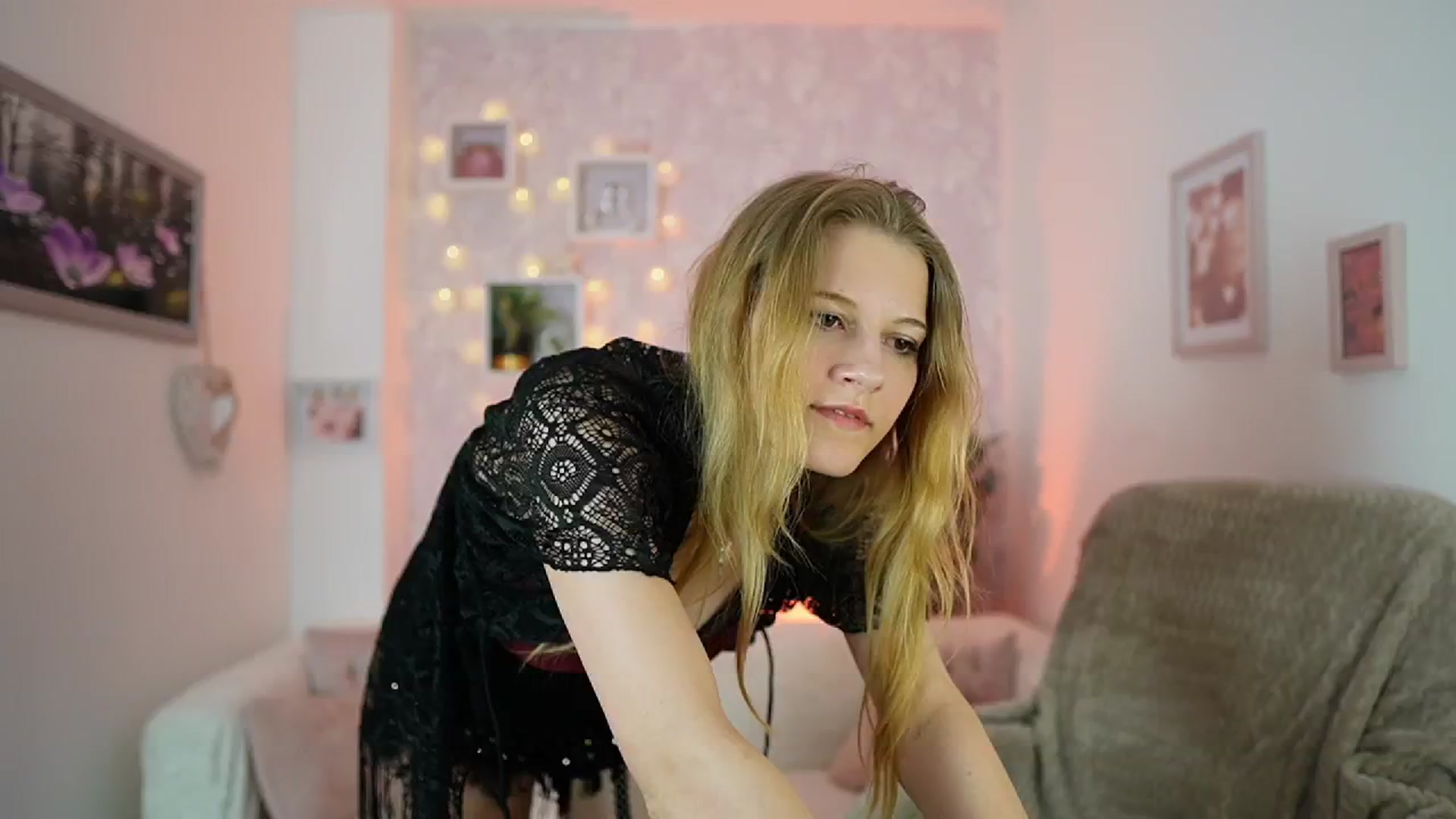 Gallery image thumbnail from Ella_Rhodes's myfreecams stream on, 04/25/2024, 19:18 image 7 of 20