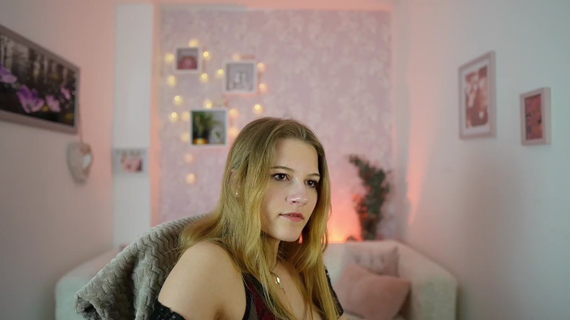 Gallery image thumbnail from Ella_Rhodes's myfreecams stream on, 04/25/2024, 19:18 image 17 of 20