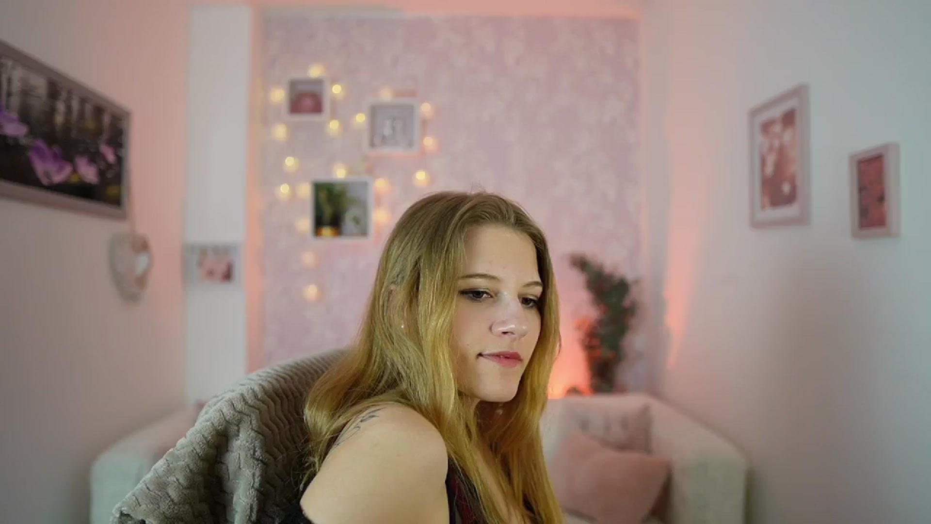 Gallery image thumbnail from Ella_Rhodes's myfreecams stream on, 04/25/2024, 19:18 image 18 of 20