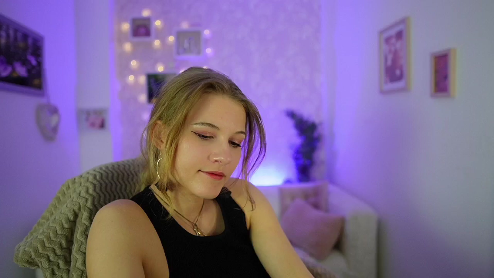 Gallery image thumbnail from Ella_Rhodes's myfreecams stream on, 05/05/2024, 19:29 image 16 of 20