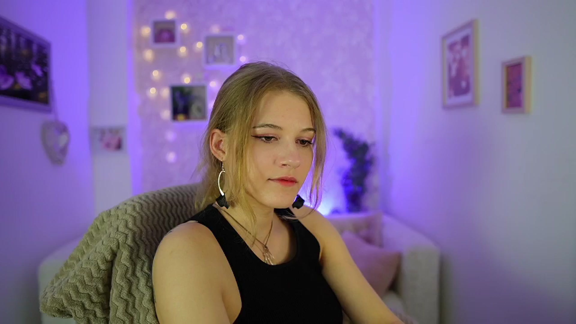 Gallery image thumbnail from Ella_Rhodes's myfreecams stream on, 05/05/2024, 19:29 image 5 of 20