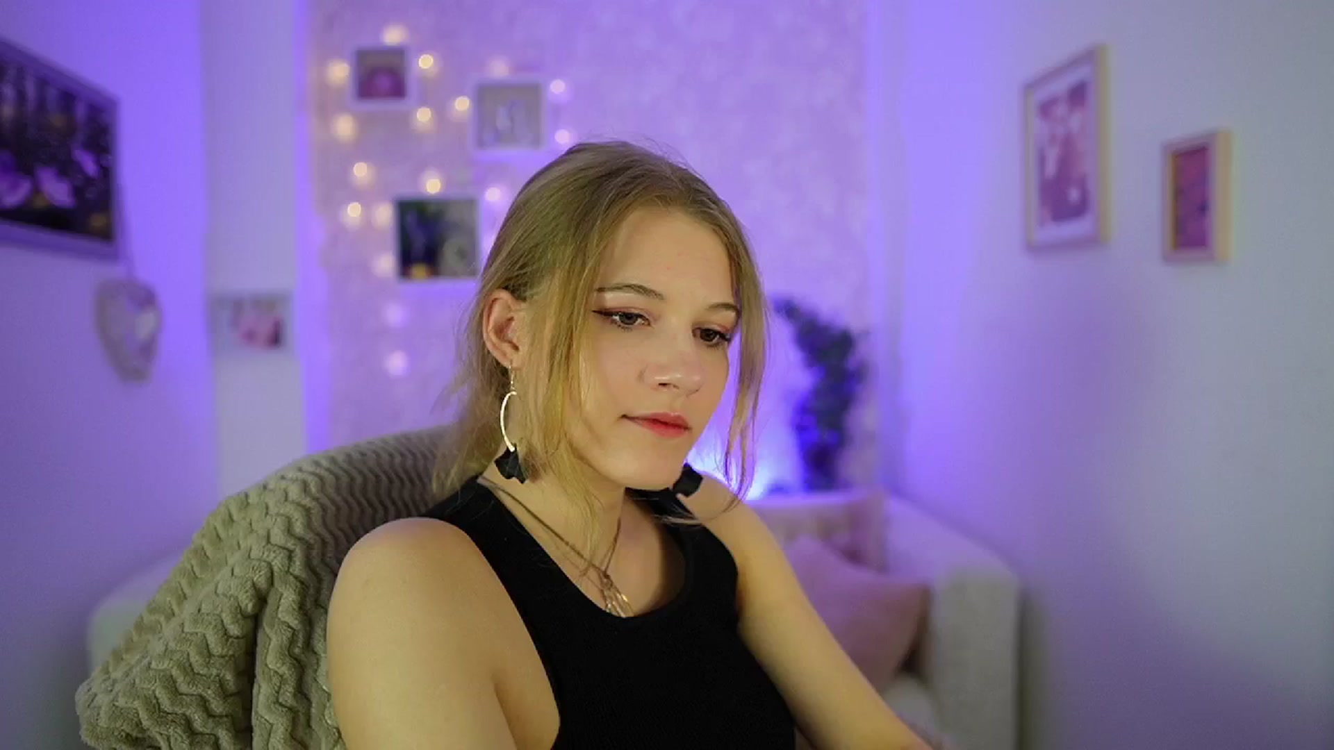 Gallery image thumbnail from Ella_Rhodes's myfreecams stream on, 05/05/2024, 19:29 image 6 of 20