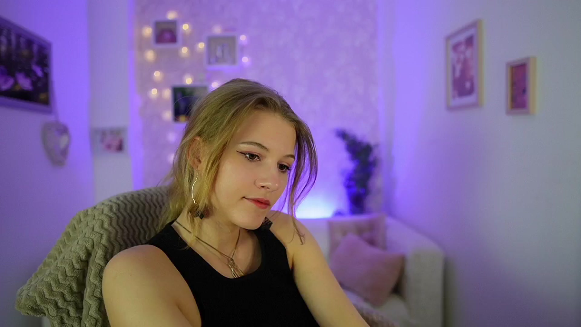 Gallery image thumbnail from Ella_Rhodes's myfreecams stream on, 05/05/2024, 19:29 image 14 of 20