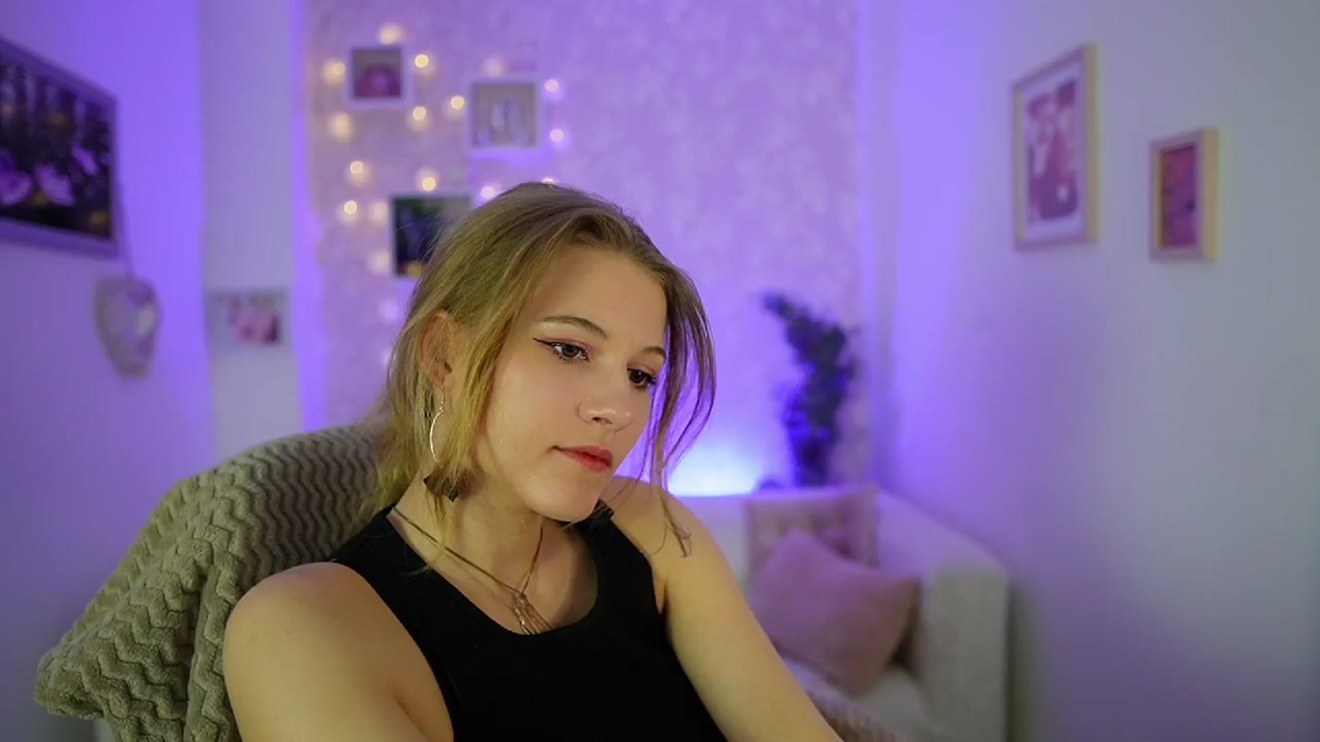Gallery image thumbnail from Ella_Rhodes's myfreecams stream on, 05/05/2024, 19:29 image 15 of 20