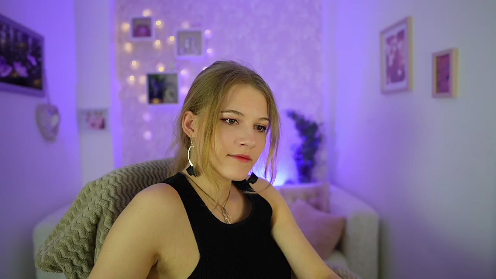 Gallery image thumbnail from Ella_Rhodes's myfreecams stream on, 05/05/2024, 19:29 image 7 of 20