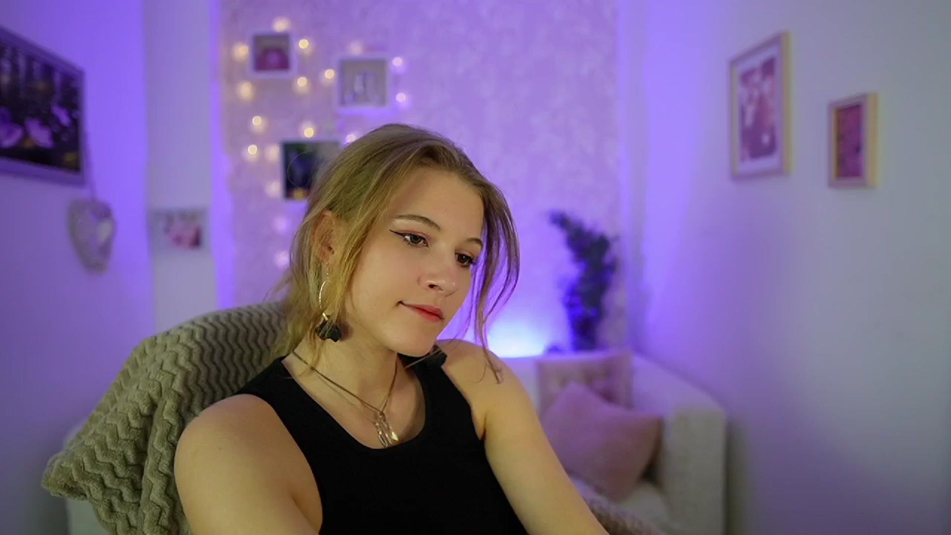 Gallery image thumbnail from Ella_Rhodes's myfreecams stream on, 05/05/2024, 19:29 image 13 of 20