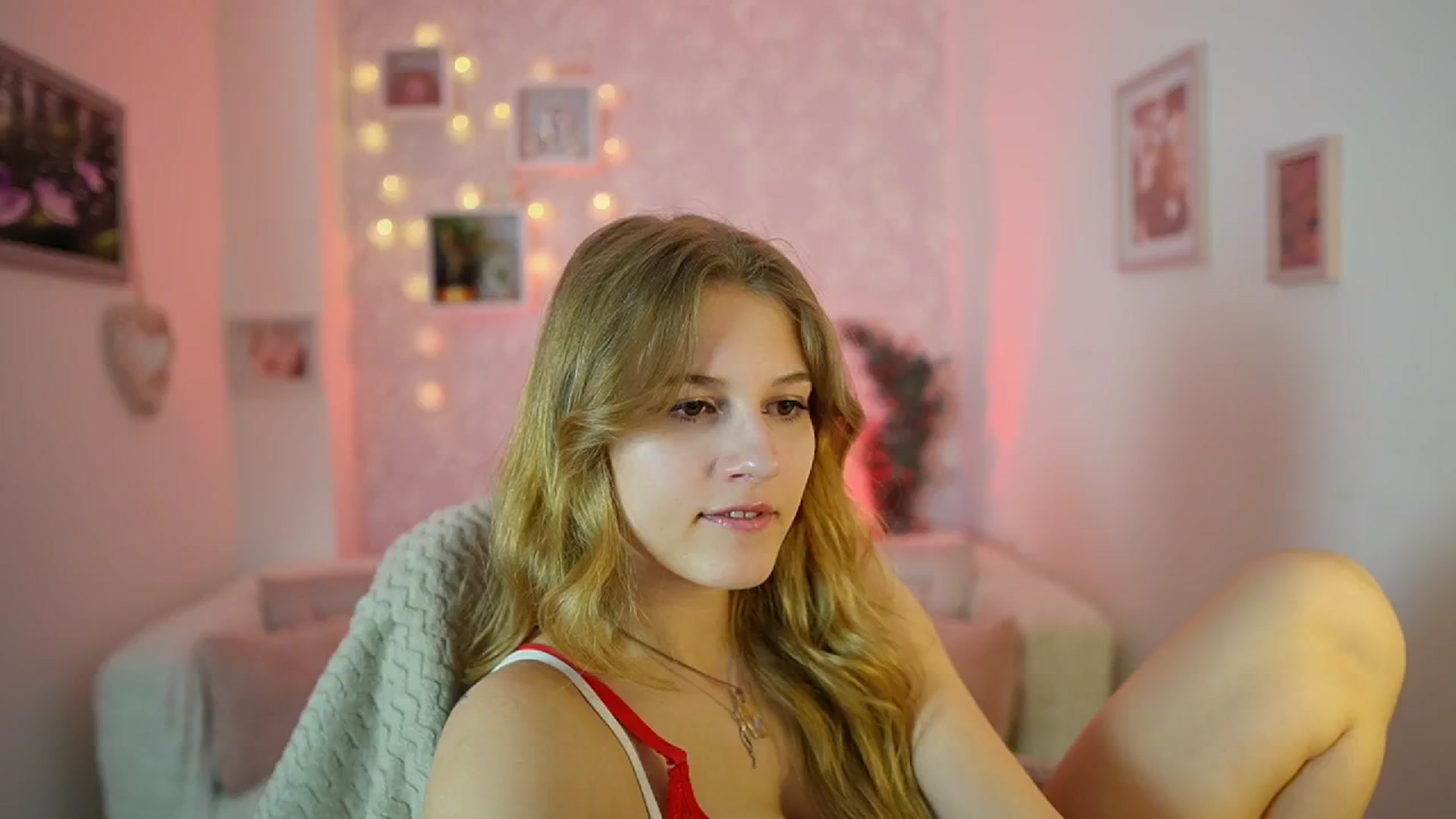 Gallery image thumbnail from Ella_Rhodes's myfreecams stream on, 05/21/2024, 18:55 image 4 of 20