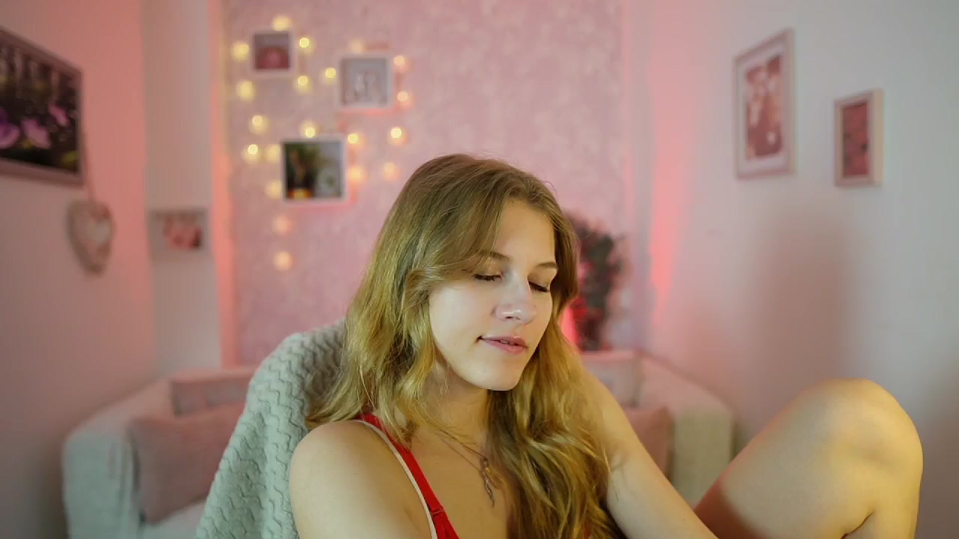 Gallery image thumbnail from Ella_Rhodes's myfreecams stream on, 05/21/2024, 18:55 image 9 of 20