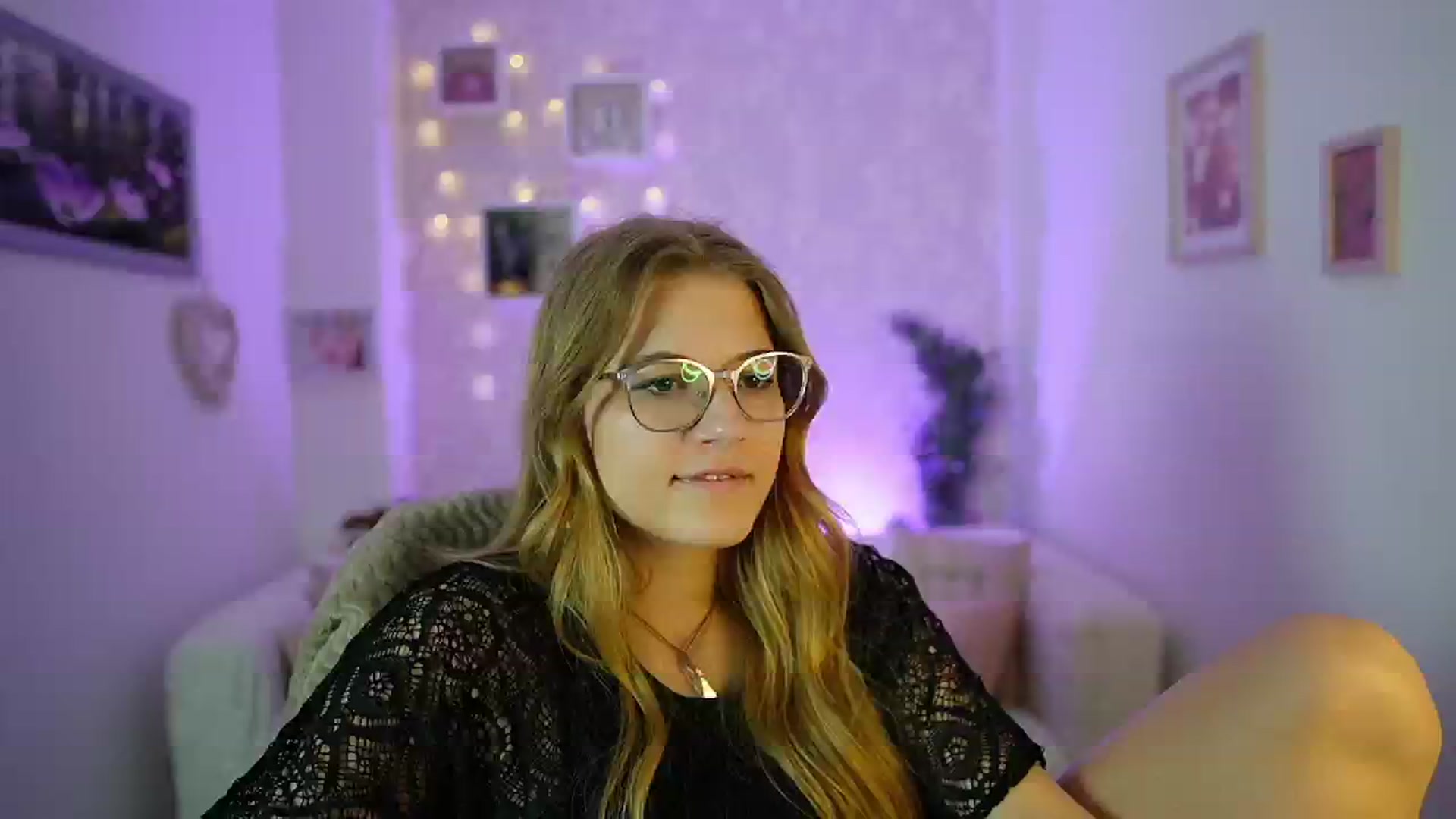 Gallery image thumbnail from Ella_Rhodes's myfreecams stream on, 05/24/2024, 18:35 image 3 of 20