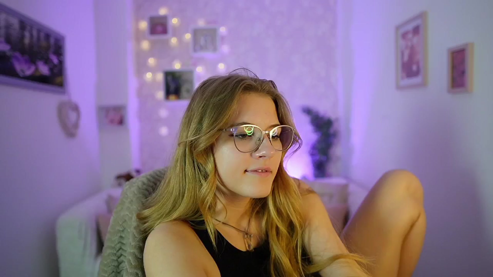 Gallery image thumbnail from Ella_Rhodes's myfreecams stream on, 05/24/2024, 19:47 image 15 of 20