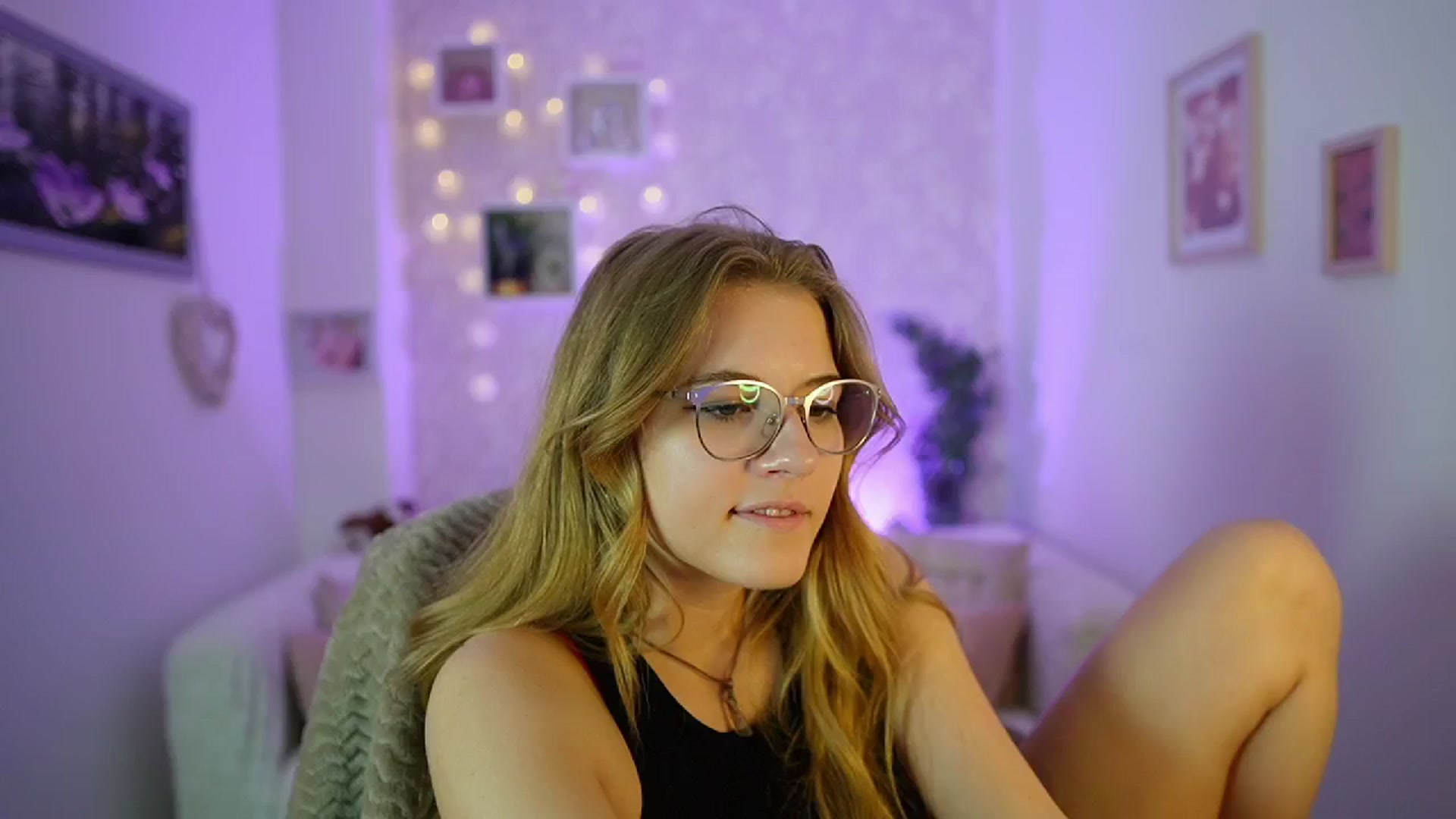 Gallery image thumbnail from Ella_Rhodes's myfreecams stream on, 05/24/2024, 19:47 image 16 of 20