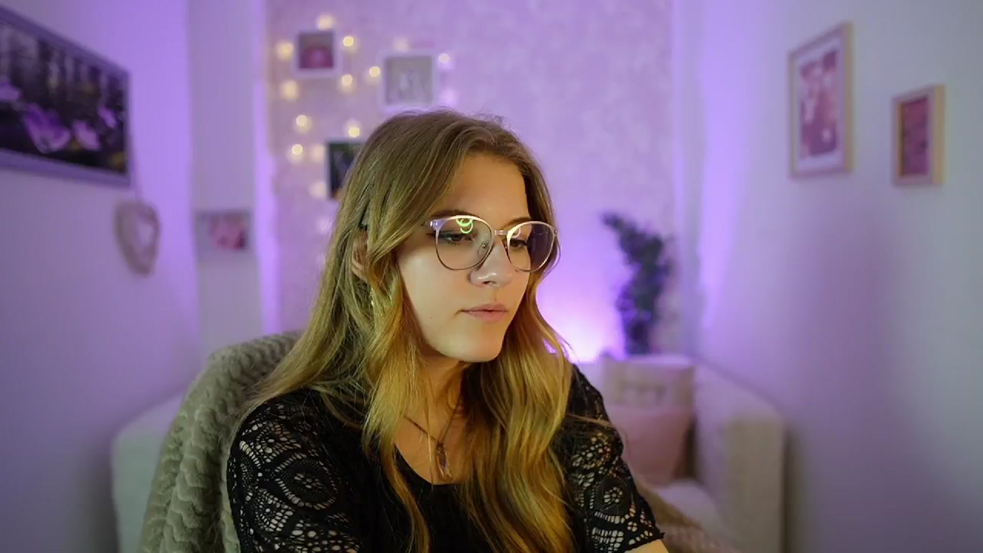 Gallery image thumbnail from Ella_Rhodes's myfreecams stream on, 05/24/2024, 19:47 image 8 of 20