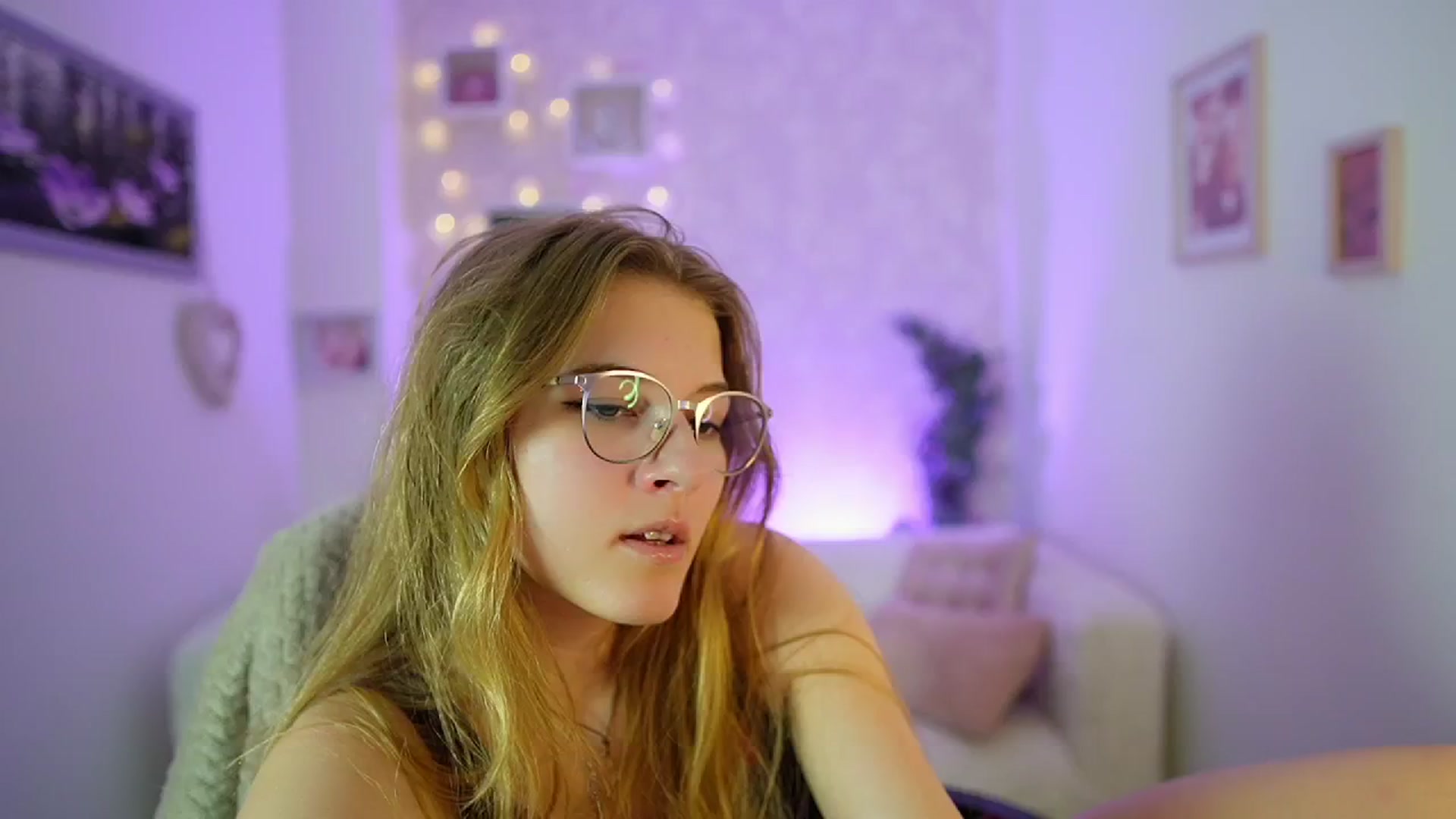 Gallery image thumbnail from Ella_Rhodes's myfreecams stream on, 05/25/2024, 20:03 image 16 of 20