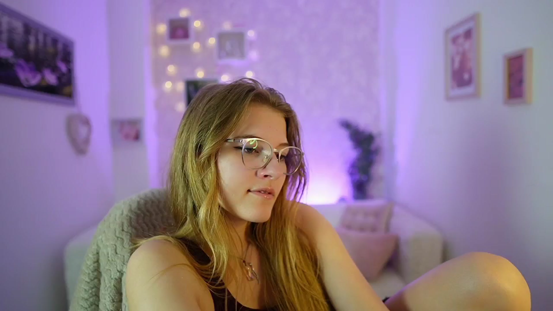Gallery image thumbnail from Ella_Rhodes's myfreecams stream on, 05/25/2024, 20:03 image 8 of 20