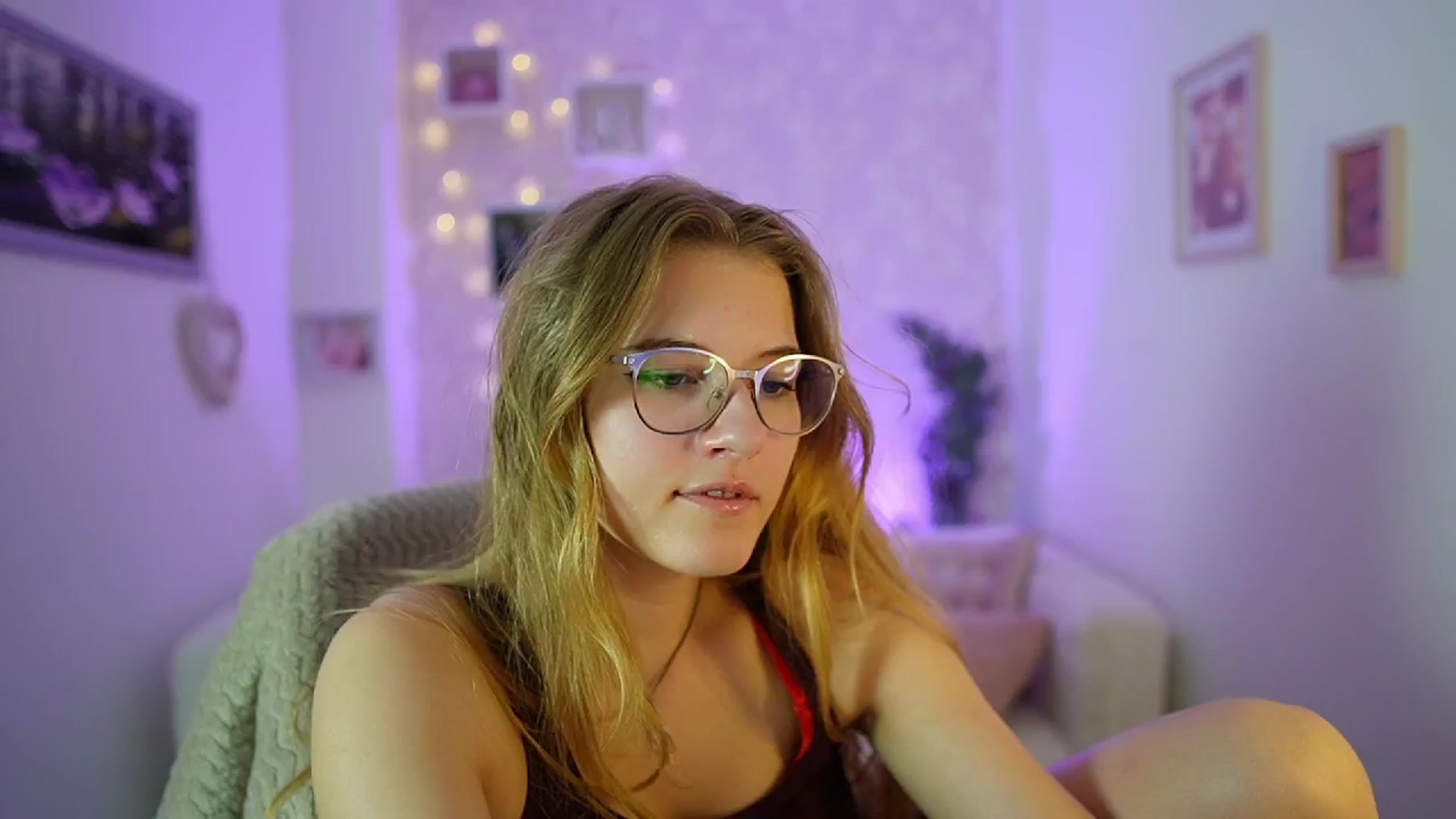 Gallery image thumbnail from Ella_Rhodes's myfreecams stream on, 05/25/2024, 20:03 image 17 of 20