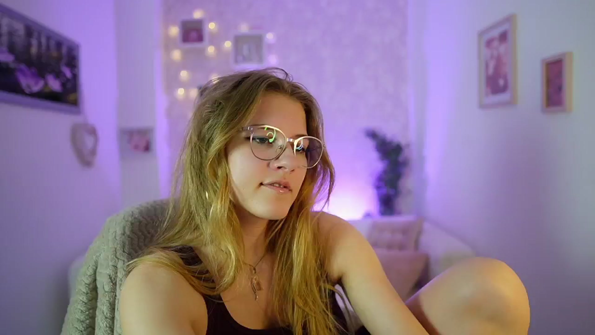 Gallery image thumbnail from Ella_Rhodes's myfreecams stream on, 05/25/2024, 20:03 image 11 of 20