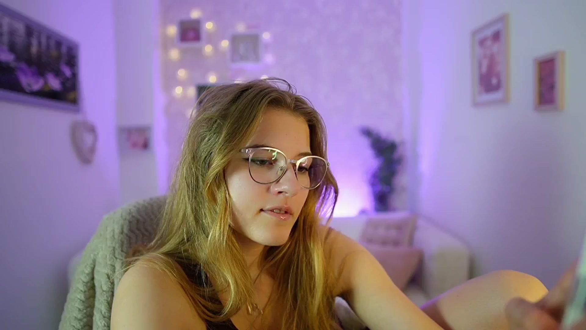 Gallery image thumbnail from Ella_Rhodes's myfreecams stream on, 05/25/2024, 20:03 image 13 of 20