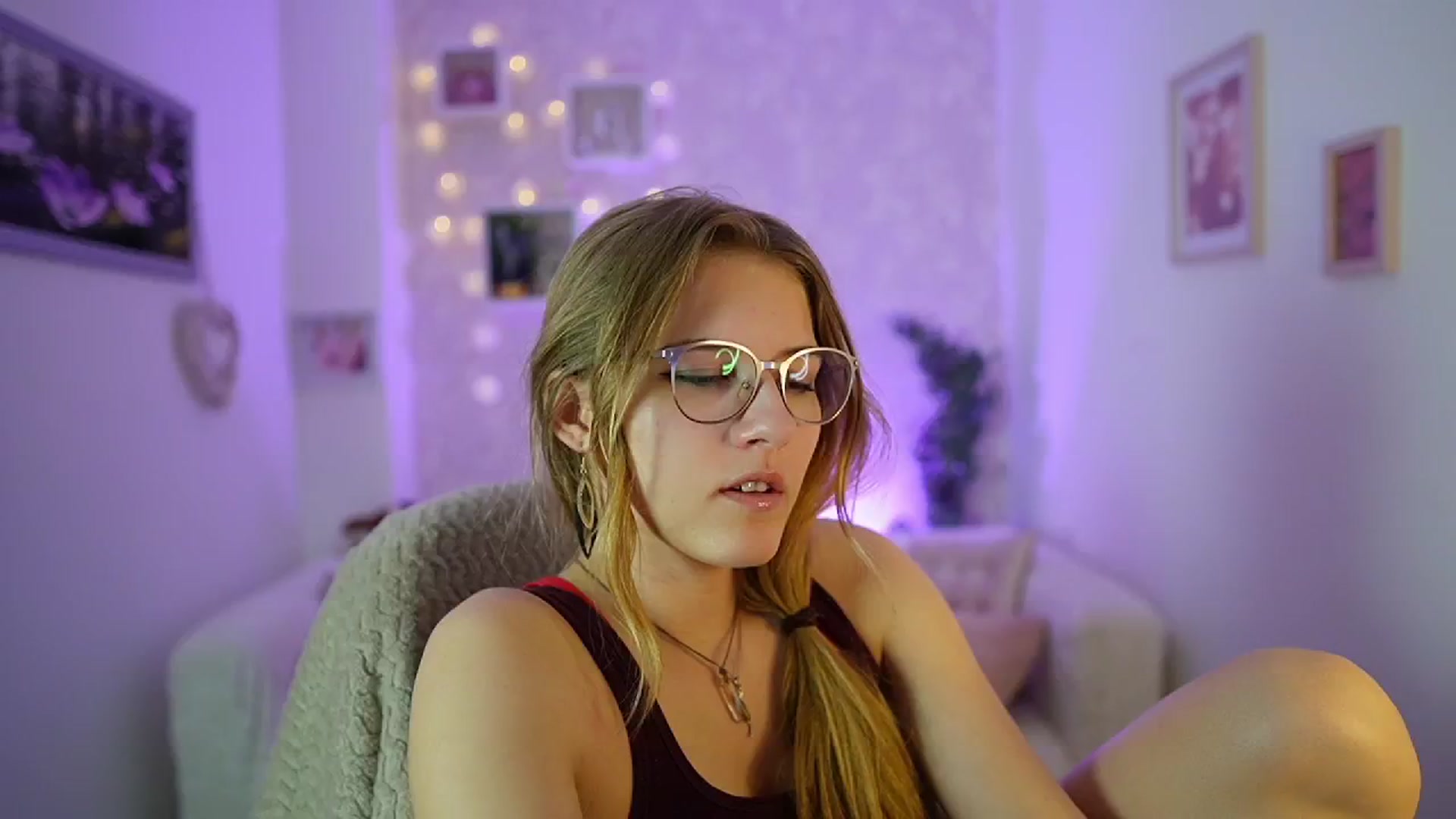Gallery image thumbnail from Ella_Rhodes's myfreecams stream on, 05/25/2024, 20:03 image 1 of 20