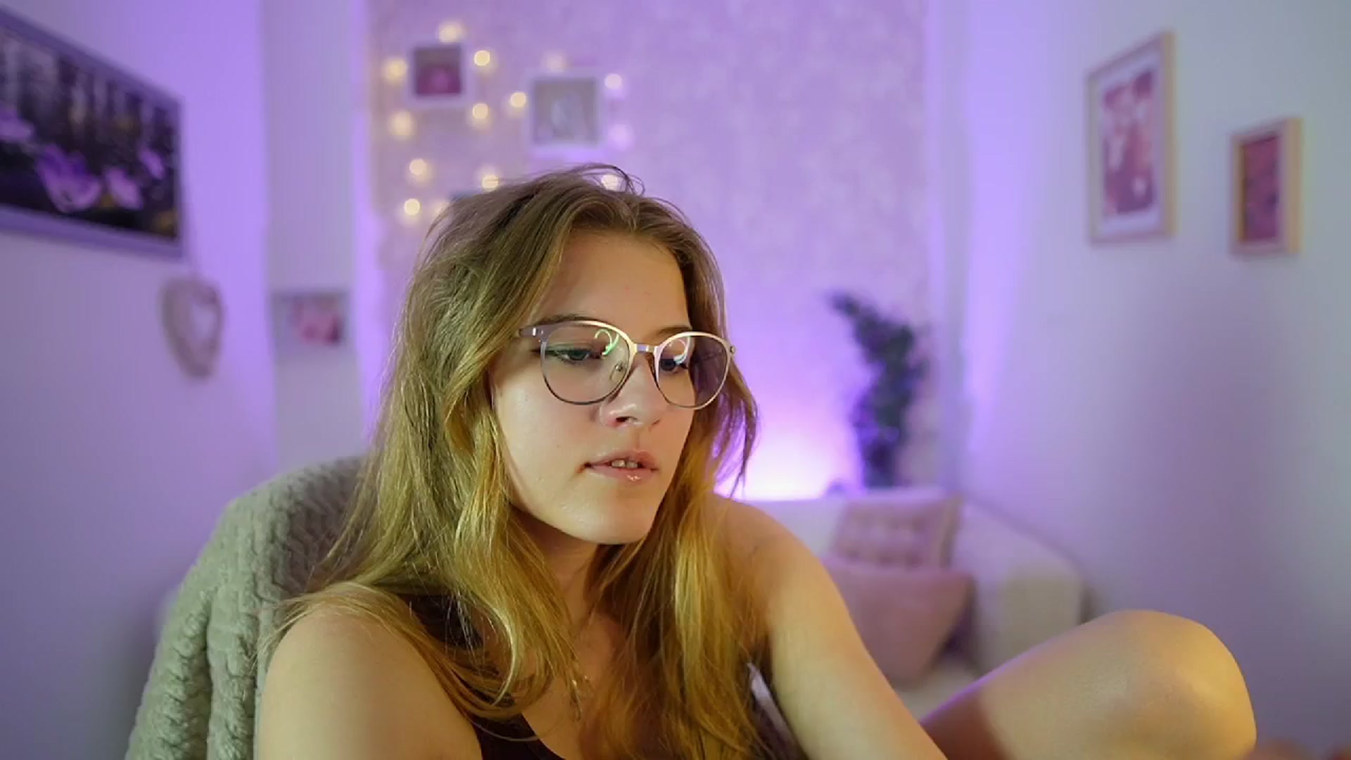 Gallery image thumbnail from Ella_Rhodes's myfreecams stream on, 05/25/2024, 20:03 image 12 of 20
