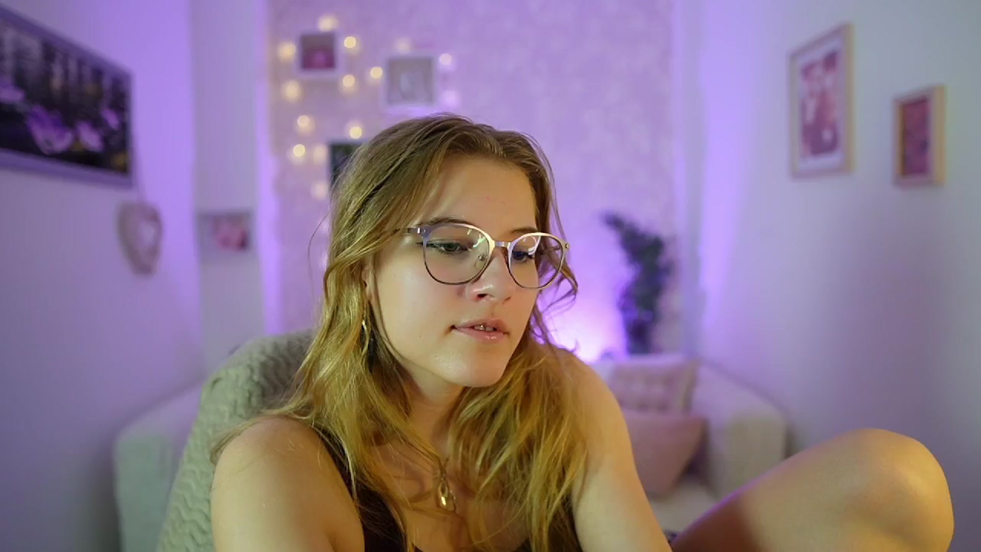 Gallery image thumbnail from Ella_Rhodes's myfreecams stream on, 05/25/2024, 20:03 image 20 of 20