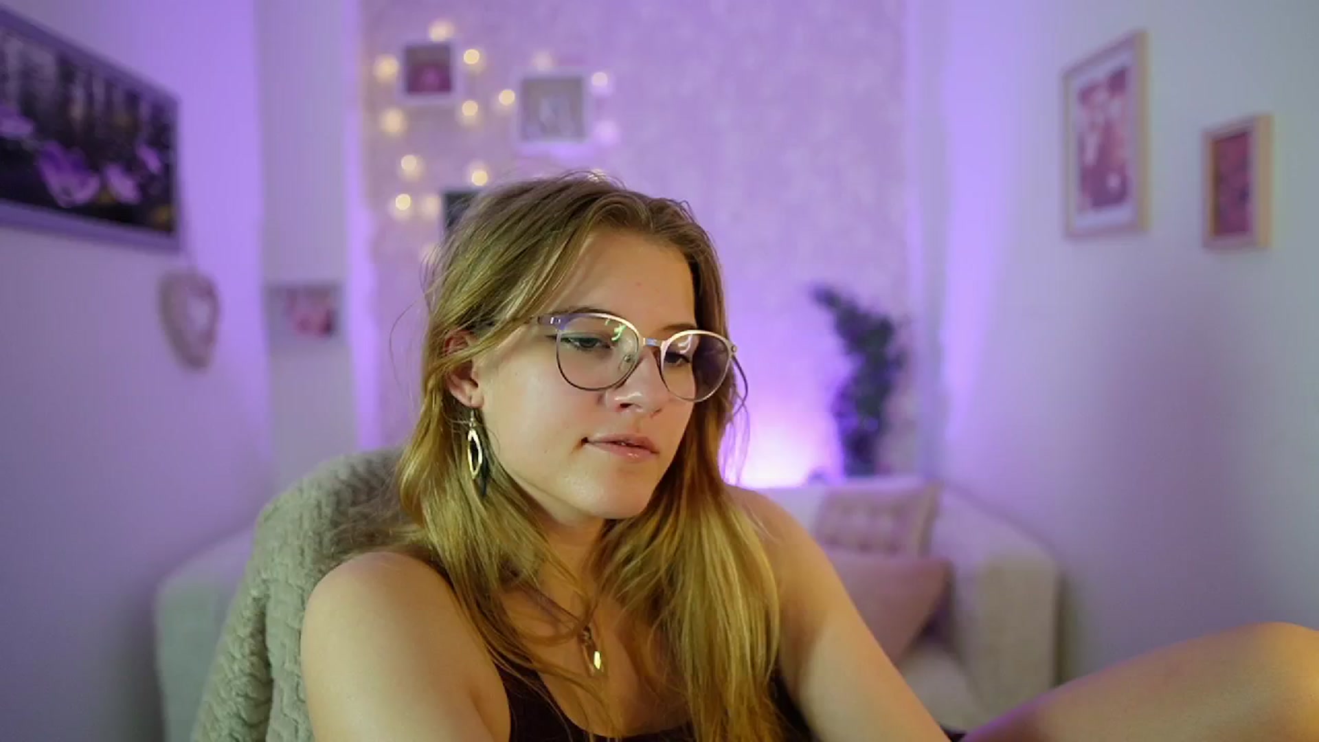 Gallery image thumbnail from Ella_Rhodes's myfreecams stream on, 05/25/2024, 20:03 image 19 of 20