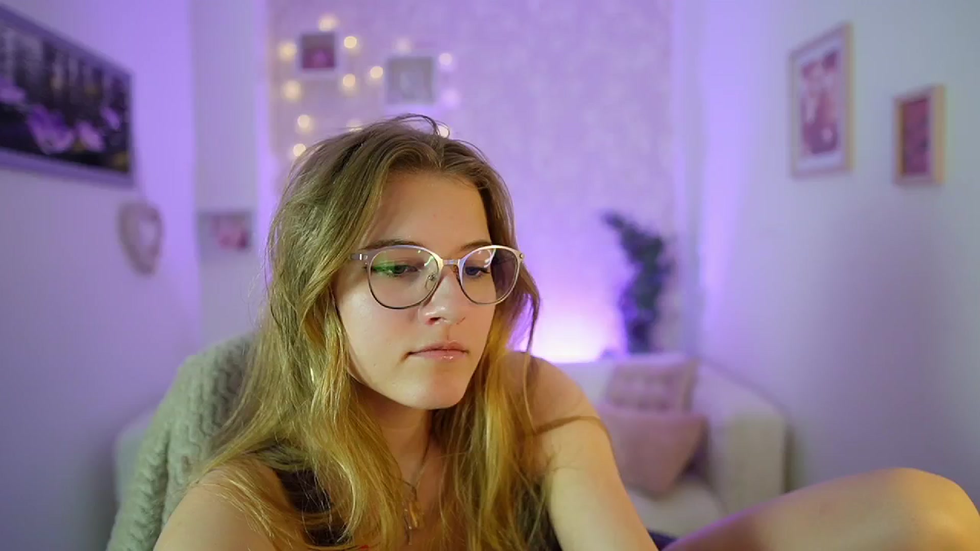 Gallery image thumbnail from Ella_Rhodes's myfreecams stream on, 05/25/2024, 20:03 image 15 of 20