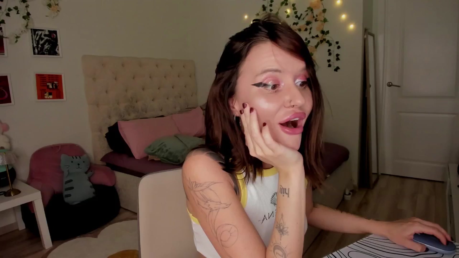 Gallery image thumbnail from Ellaaaa's myfreecams stream on, 10/28/2025, 10:32 image 19 of 20