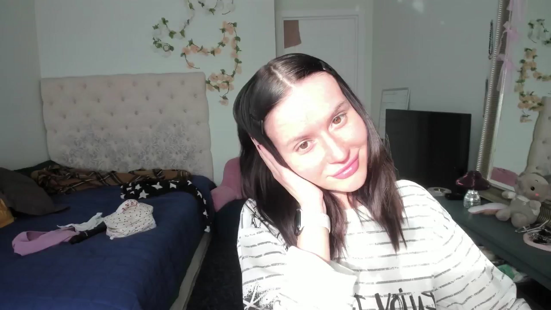 Gallery image thumbnail from Ellaaaa's myfreecams stream on, 04/10/2026, 14:35 image 4 of 20