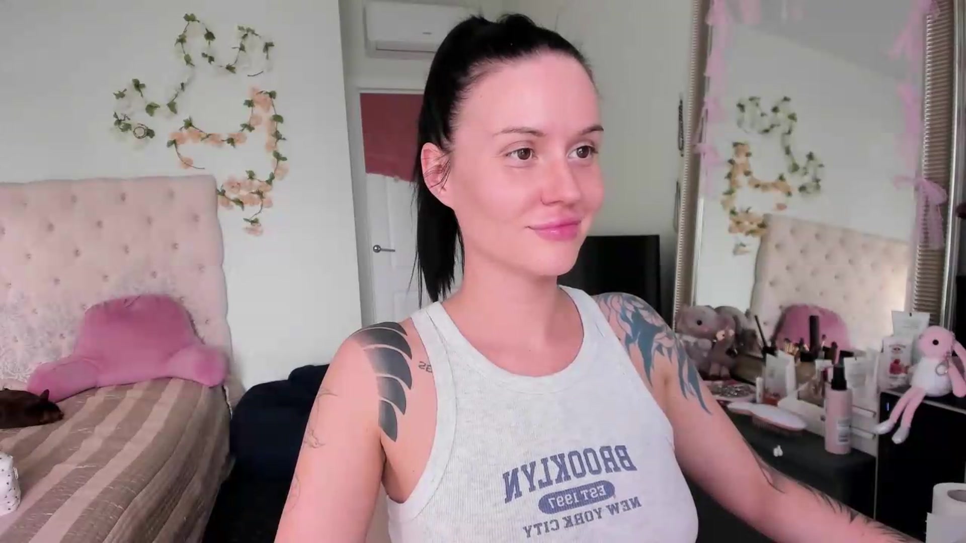 Gallery image thumbnail from Ellaaaa's myfreecams stream on, 05/25/2026, 17:45 image 3 of 20