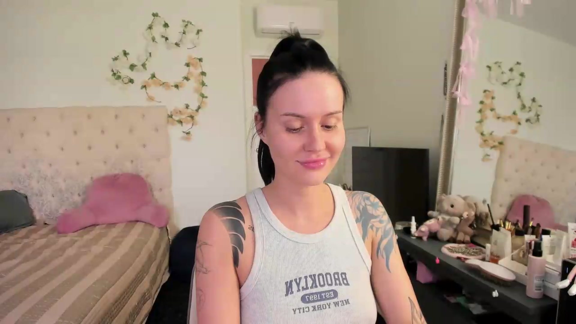 Gallery image thumbnail from Ellaaaa's myfreecams stream on, 05/25/2026, 17:45 image 14 of 20