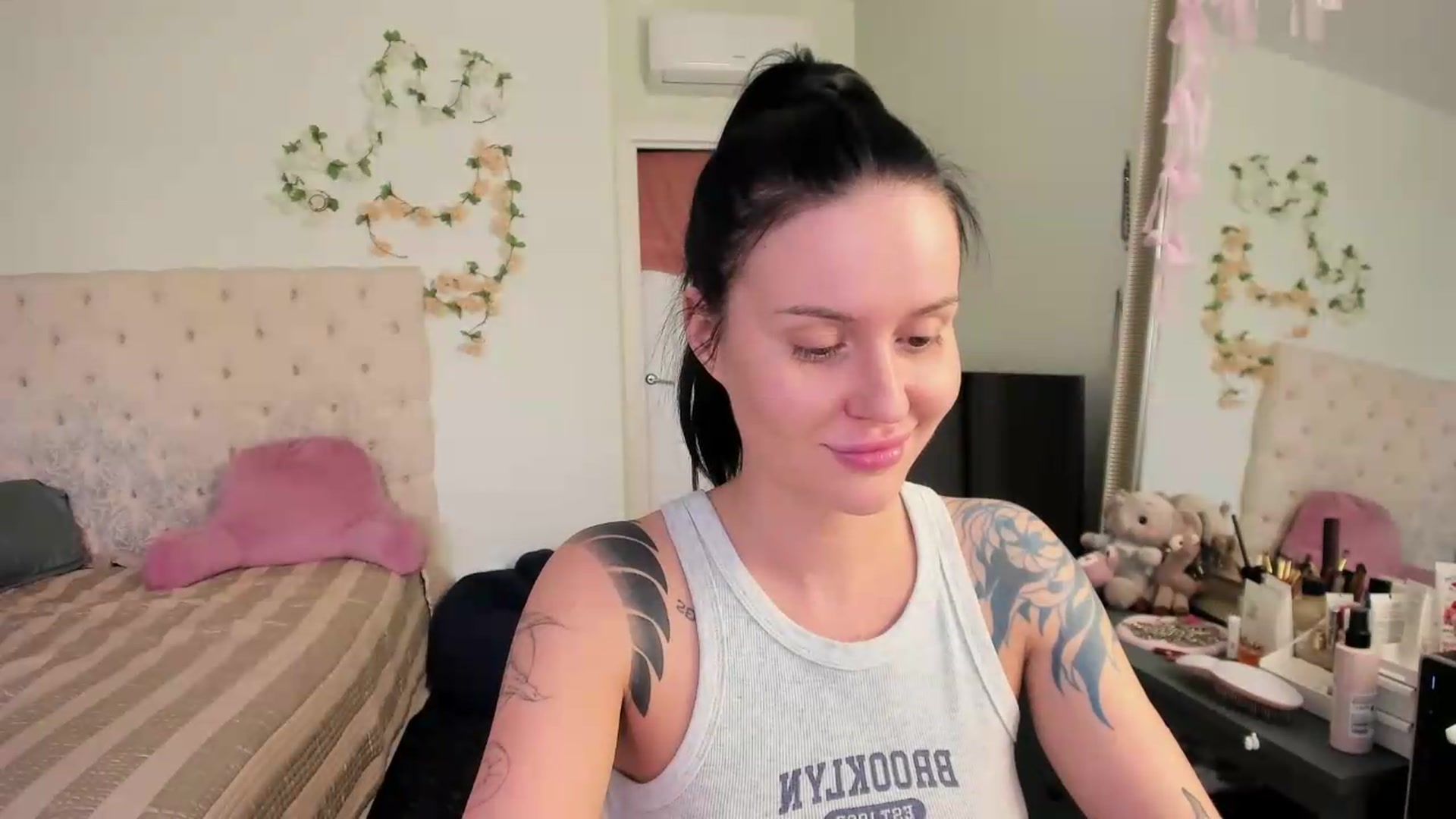 Gallery image thumbnail from Ellaaaa's myfreecams stream on, 05/25/2026, 17:45 image 17 of 20