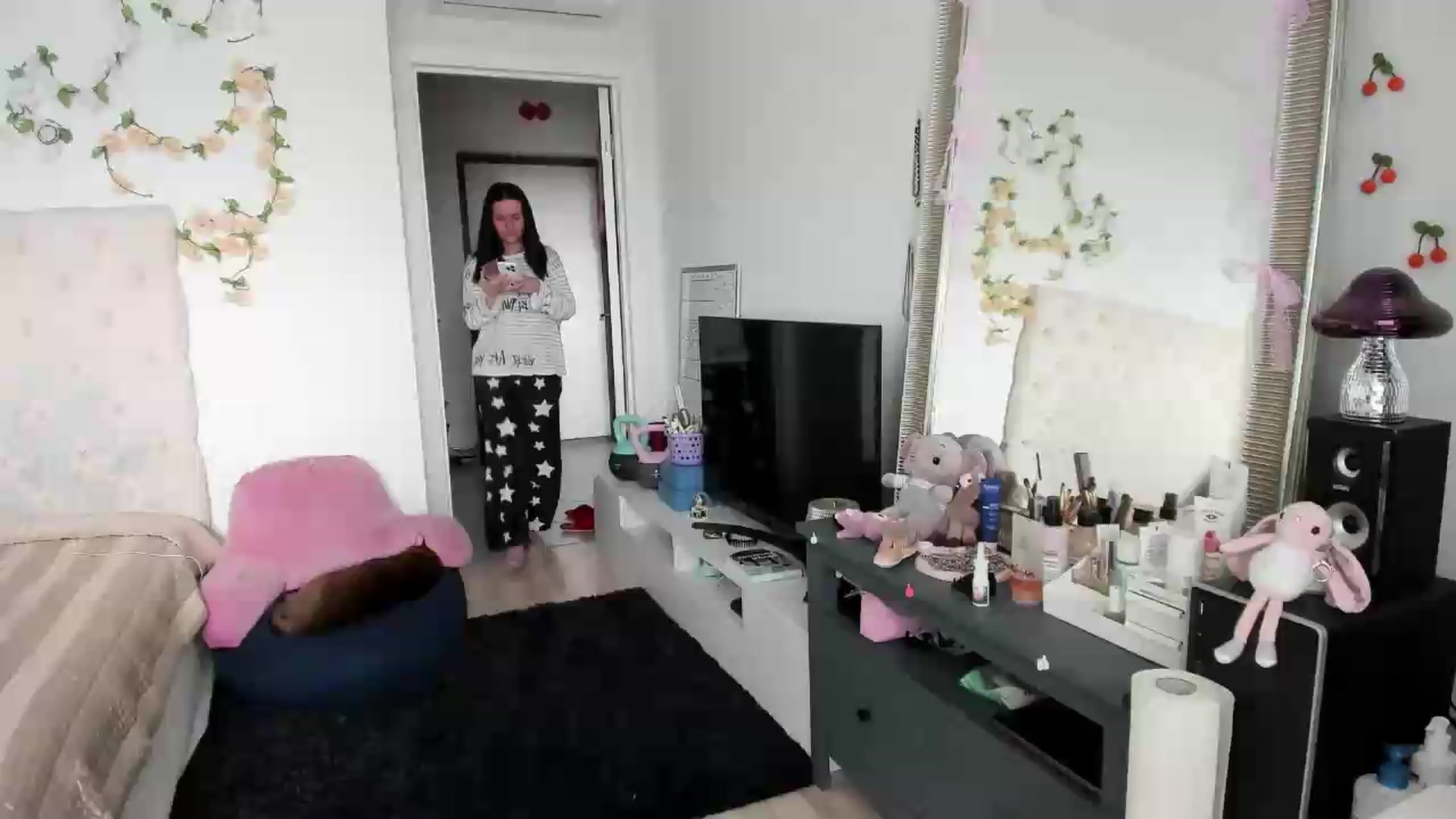 Gallery image thumbnail from Ellaaaa's myfreecams stream on, 05/26/2026, 13:36 image 18 of 20