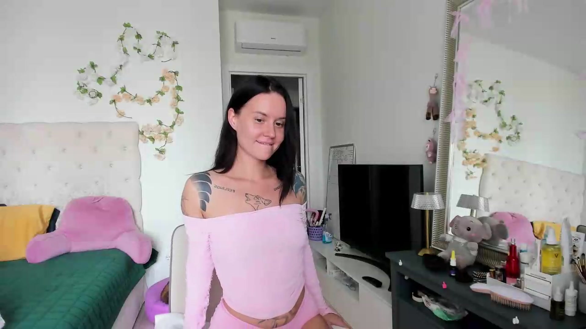 Gallery image thumbnail from Ellaaaa's myfreecams stream on, 07/26/2026, 09:21 image 15 of 20