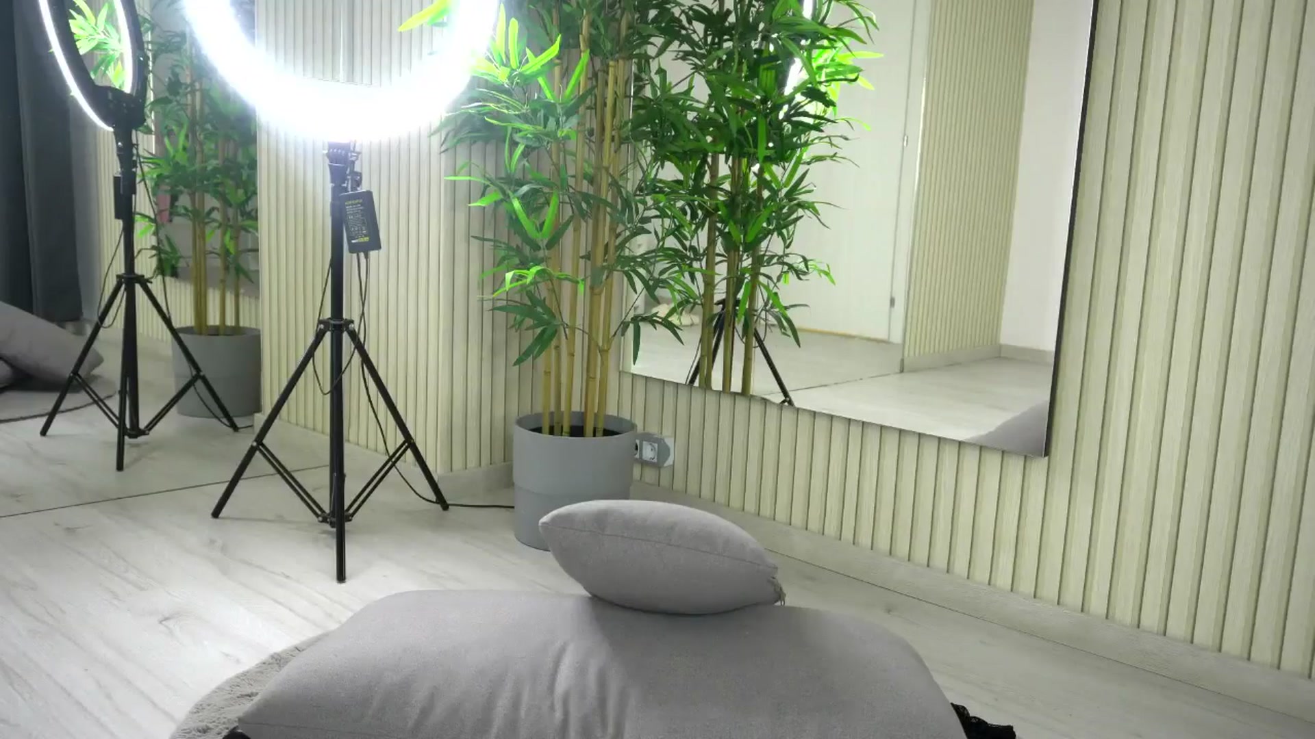 Gallery image thumbnail from Ellaacandy's myfreecams stream on, 05/13/2025, 13:11 image 2 of 20