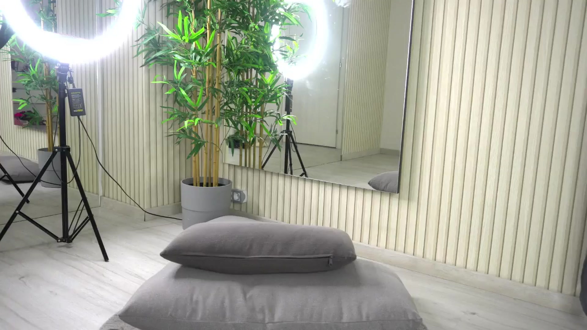 Gallery image thumbnail from Ellaacandy's myfreecams stream on, 05/16/2025, 12:45 image 6 of 20