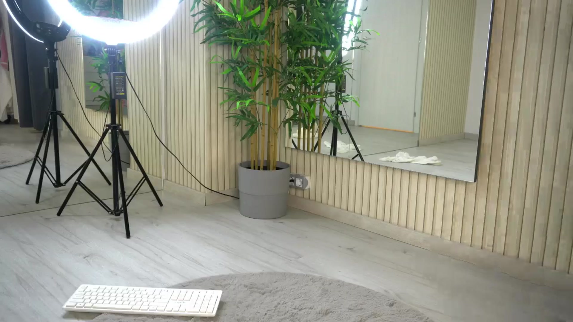 Gallery image thumbnail from Ellaacandy's myfreecams stream on, 05/19/2025, 12:59 image 14 of 20
